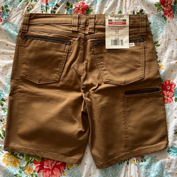 Wrangler work shorts size 6 Average NWT - Picture 2 of 3